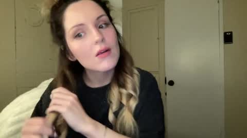 lilly_adams88 online show from June 2026 01:22:01 AM