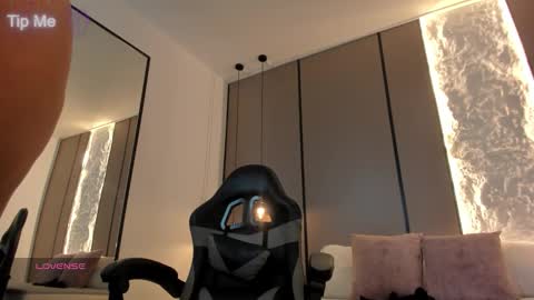 L I L L Y online show from December 2025 12:34:02 PM