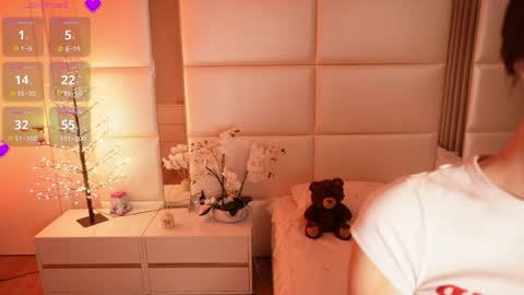 Lilly Colins online show from May 2026 07:20:01 PM