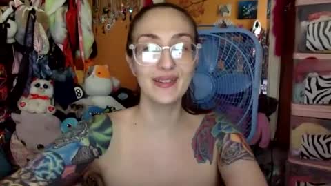 hi guys im back on here 3 online show from October 2025 07:33:02 PM