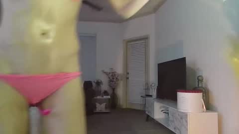 Snapshot of lilvixennn chatting on October 2025 04:10:02 AM Raina Ryder online show from October 2025 04:10:02 AM