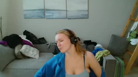 Snapshot of lily_dollyx chatting on October 2025 10:15:01 AM Lily dollyx online show from October 2025 10:15:01 AM