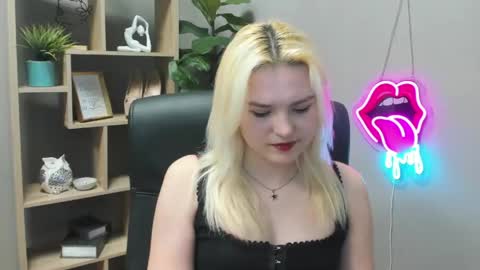 Snapshot of lilysweetxo chatting on April 2026 06:31:02 AM Lily online show from April 2026 06:31:02 AM
