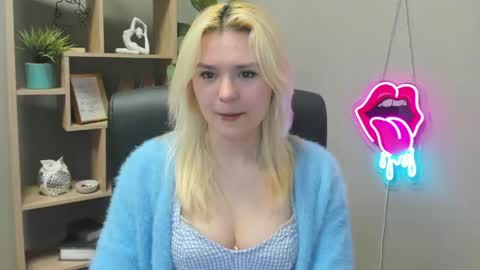 Snapshot of lilysweetxo chatting on April 2026 06:47:02 AM Lily online show from April 2026 06:47:02 AM