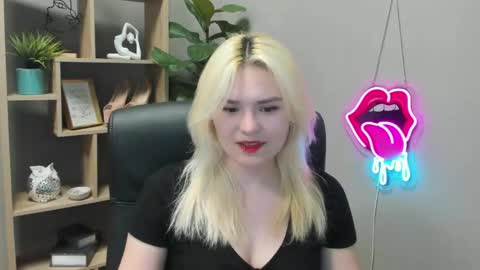 Snapshot of lilysweetxo chatting on April 2026 06:27:01 AM Lily online show from April 2026 06:27:01 AM