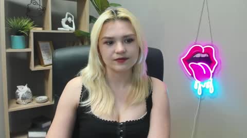 Snapshot of lilysweetxo chatting on April 2026 07:00:02 AM Lily online show from April 2026 07:00:02 AM