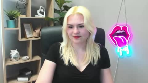 Snapshot of lilysweetxo chatting on April 2026 02:04:01 PM Lily online show from April 2026 02:04:01 PM