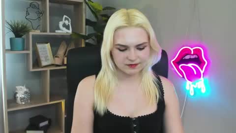 Snapshot of lilysweetxo chatting on April 2026 02:22:02 PM Lily online show from April 2026 02:22:02 PM