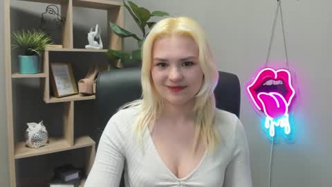 Snapshot of lilysweetxo chatting on April 2026 07:01:01 AM Lily online show from April 2026 07:01:01 AM