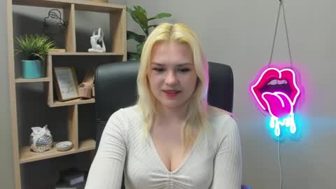 Snapshot of lilysweetxo chatting on May 2026 06:52:01 AM Lily online show from May 2026 06:52:01 AM