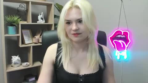 Snapshot of lilysweetxo chatting on May 2026 07:36:01 AM Lily online show from May 2026 07:36:01 AM
