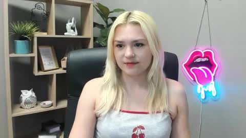 Snapshot of lilysweetxo chatting on May 2026 07:03:02 AM Lily online show from May 2026 07:03:02 AM