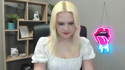 Snapshot of lilysweetxo chatting on May 2026 07:06:02 AM Lily online show from May 2026 07:06:02 AM
