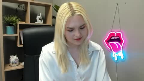 Snapshot of lilysweetxo chatting on May 2026 01:39:02 PM Lily online show from May 2026 01:39:02 PM