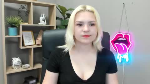 Snapshot of lilysweetxo chatting on May 2026 06:31:02 AM Lily online show from May 2026 06:31:02 AM