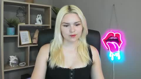 Snapshot of lilysweetxo chatting on May 2026 01:27:01 PM Lily online show from May 2026 01:27:01 PM