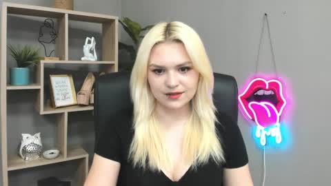 Snapshot of lilysweetxo chatting on May 2026 01:17:01 PM Lily online show from May 2026 01:17:01 PM