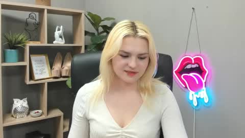 Snapshot of lilysweetxo chatting on May 2026 07:17:01 AM Lily online show from May 2026 07:17:01 AM