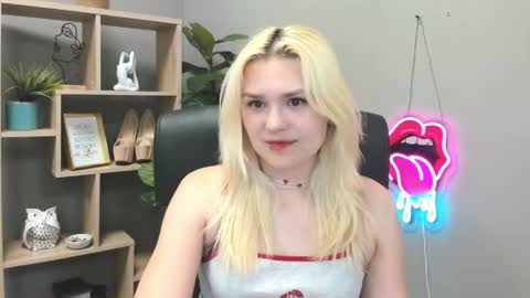 Snapshot of lilysweetxo chatting on June 2026 01:35:02 PM Lily online show from June 2026 01:35:02 PM