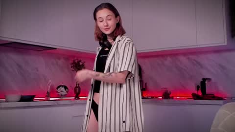 Lina -  online show from December 2024 11:18:01 AM