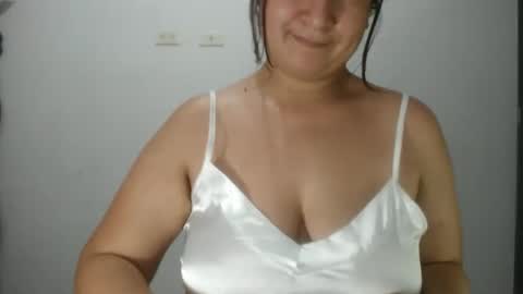 Snapshot of lina_playful chatting on February 2026 04:17:01 AM iiisabella online show from February 2026 04:17:01 AM