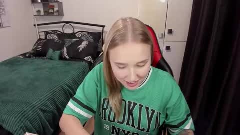 Lina online show from September 2025 09:37:01 PM