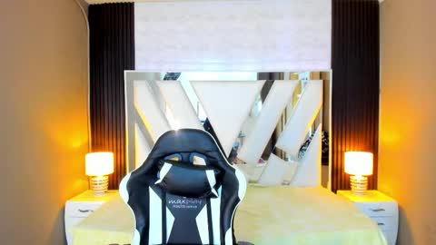  Linda  online show from November 2025 06:54:01 PM