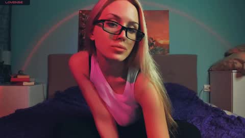 Snapshot of linda_roxy chatting on January 2025 05:23:02 PM Linda online show from January 2025 05:23:02 PM