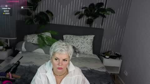 Snapshot of linda_zefir chatting on April 2026 01:14:02 AM Linda Zefir online show from April 2026 01:14:02 AM