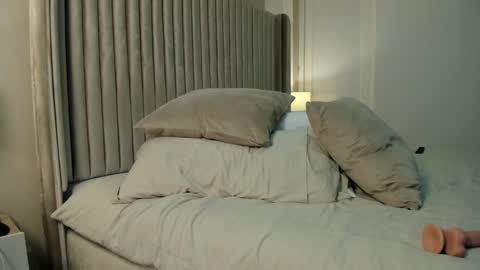 Nia  online show from December 2024 03:37:02 PM