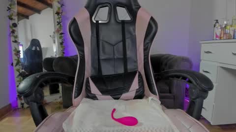 Snapshot of lindsay_khaleesi chatting on December 2024 02:57:01 AM Lindsay online show from December 2024 02:57:01 AM