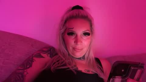 Snapshot of lindseysexii chatting on November 2025 01:19:01 AM Lindzay online show from November 2025 01:19:01 AM