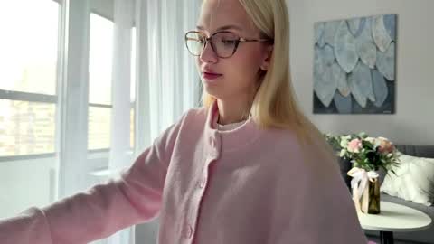 Snapshot of linneabercier chatting on April 2026 10:21:02 AM Emma online show from April 2026 10:21:02 AM