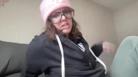 Snapshot of linusloves chatting on February 2026 06:17:01 PM linusloves online show from February 2026 06:17:01 PM