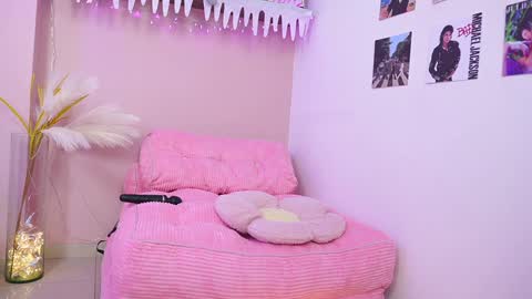 Snapshot of little_effy18_ chatting on December 2024 12:11:02 AM Little Effy online show from December 2024 12:11:02 AM