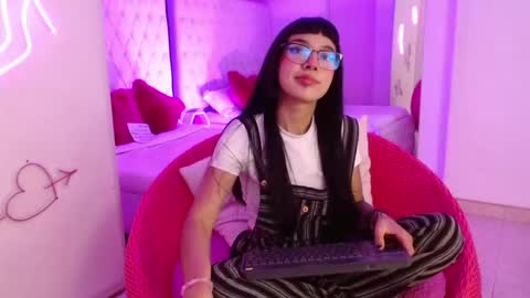 Snapshot of little_paulette chatting on May 2026 03:45:01 AM Paulette online show from May 2026 03:45:01 AM