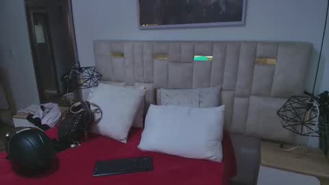 Lizz  online show from November 2025 11:42:01 AM