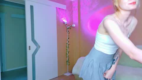 llovelymia online show from June 2026 03:05:01 AM