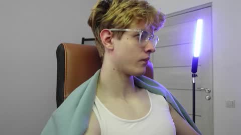 LOGAN FRASER online show from October 2025 12:34:02 PM