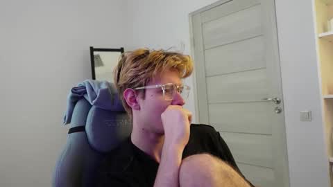 LOGAN FRASER online show from October 2025 01:23:01 PM