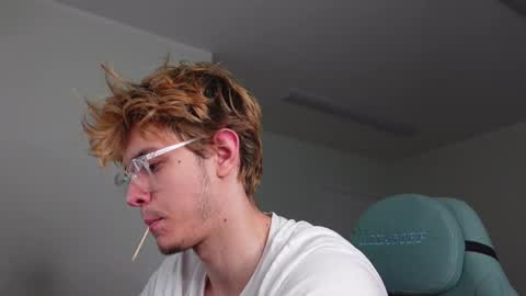 LOGAN FRASER online show from October 2025 02:30:01 PM