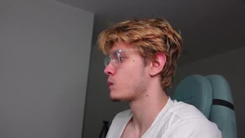 LOGAN FRASER online show from October 2025 04:08:02 PM