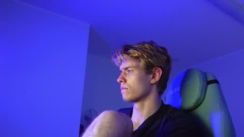 LOGAN FRASER online show from November 2025 01:56:02 PM