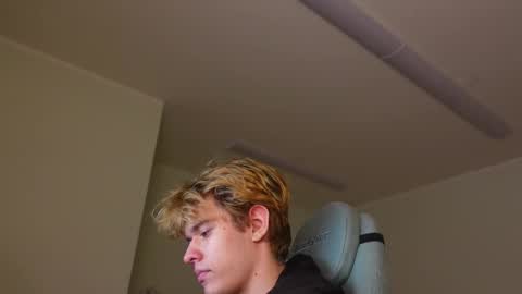 LOGAN FRASER online show from November 2025 03:01:02 PM