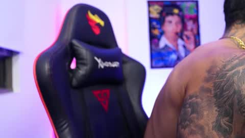 logan_hugh8 online show from November 2025 02:22:01 AM