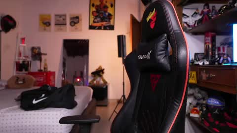 logan_hugh8 online show from May 2026 11:03:02 PM