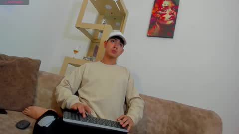 Snapshot of logantwink18 chatting on January 2026 05:12:01 AM logantwink18 online show from January 2026 05:12:01 AM