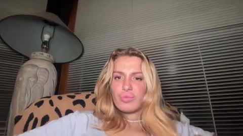 lolaa555 online show from June 2026 05:52:02 AM