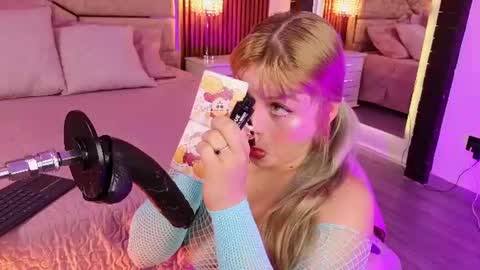 Lola Angel online show from June 2026 08:18:01 PM