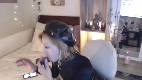 Snapshot of lolis_sweet_submisive chatting on March 2026 04:19:01 AM Dear tippers follow me on my new cb account lennarogers online show from March 2026 04:19:01 AM